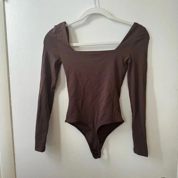 Aritzia Babaton Contour Squareneck Longsleeve Bodysuit in Coffee Bean Brown - Picture 10 of 11